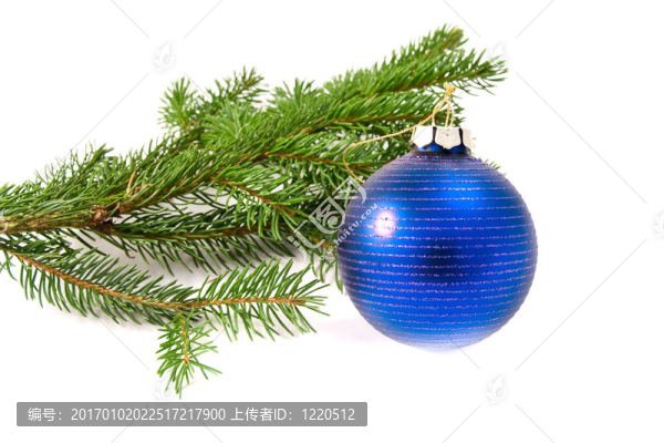 圣誕玻璃球掛在樹上