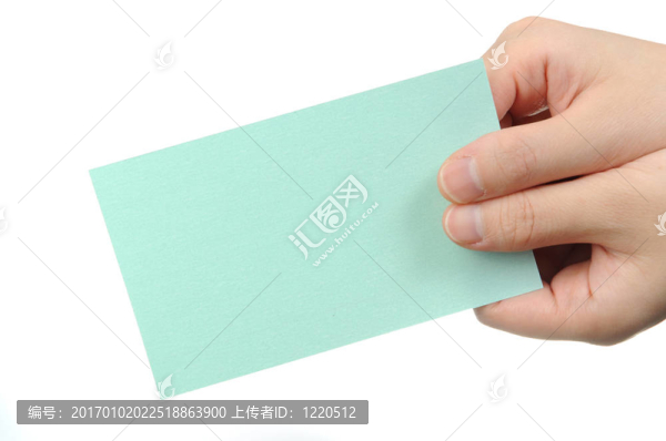 女人手中的淡綠色名片
