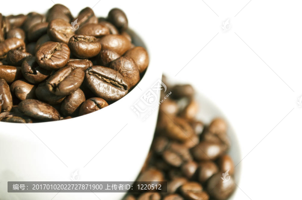 一杯白色背景咖啡豆