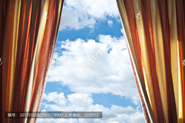 云和天空的窗簾