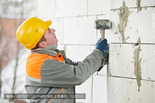 建筑工人砌磚梅森