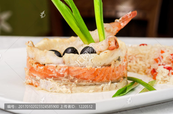 魚和米飯和蔬菜