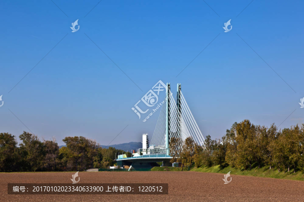美麗景觀中的工業(yè)園區(qū)橋梁