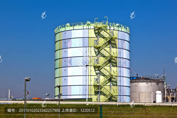 工業(yè)園區(qū)的筒倉在美麗的風(fēng)景