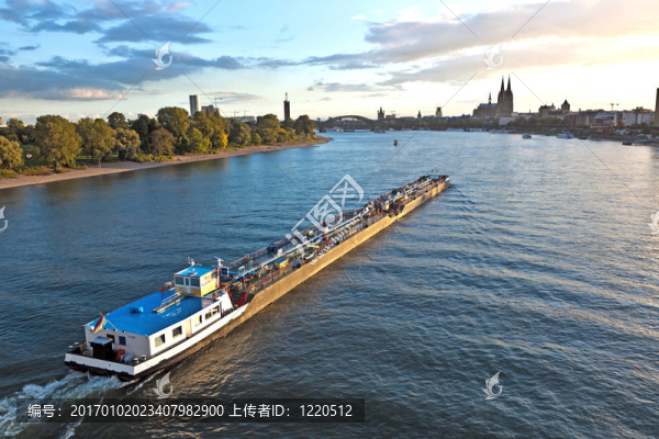 萊茵河貨運船由Cologne