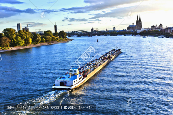 萊茵河貨運船由Cologne