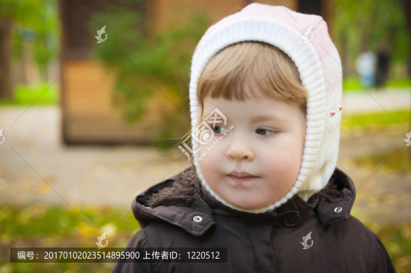 秋天公園散步的孩子