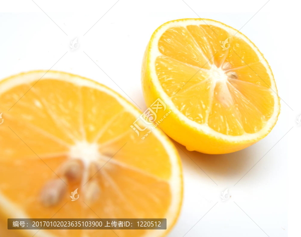 一半的檸檬在白色背景上分離出一片