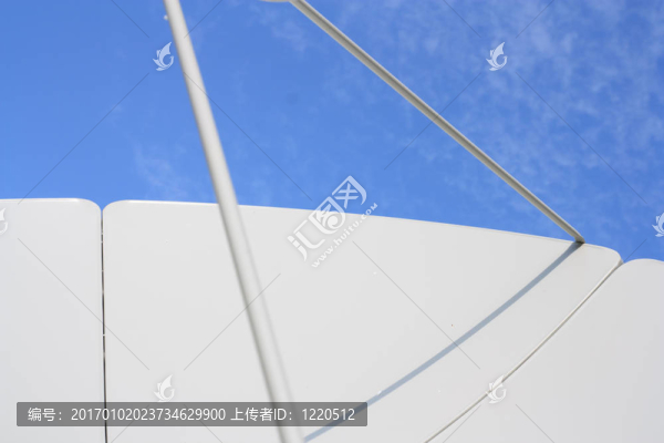 衛(wèi)星碟和天空為背景