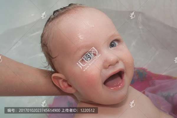 甜美的嬰兒在洗澡；笑
