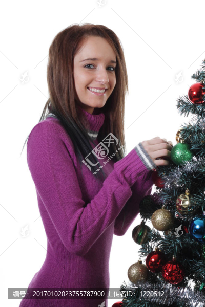 十幾歲的女孩裝飾圣誕樹