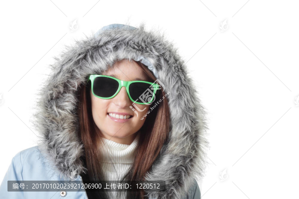 少女冬季外套戴墨鏡