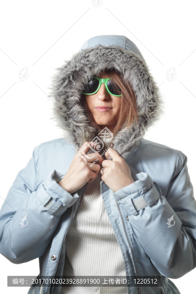 少女冬季外套戴墨鏡