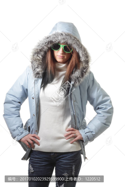 少女冬季外套戴墨鏡