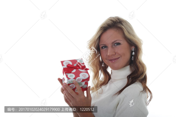 帶圣誕禮物的年輕婦女