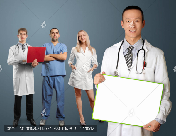 年輕的醫(yī)生用聽診器的人