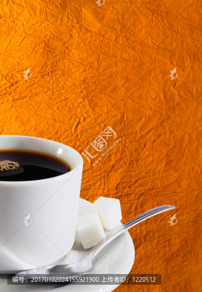 白咖啡杯在舊金紙背景