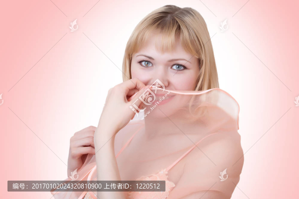 穿粉紅色連衣裙的新娘