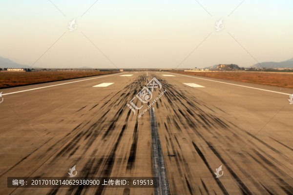 飛機(jī)跑道,機(jī)場(chǎng)跑道