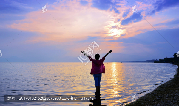 夕陽(yáng)下的海邊