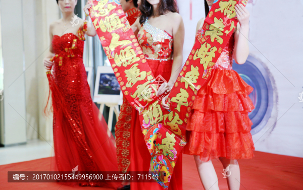 美女展示春聯(lián)送祝福