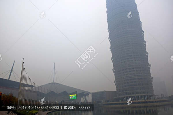霧霾中的現(xiàn)實高樓