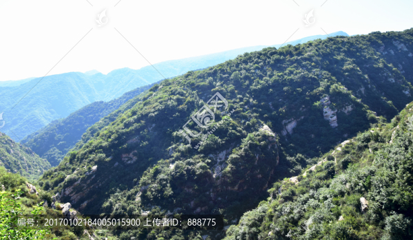 起伏的山脈和山谷