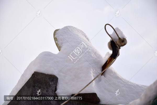 被雪覆蓋的電視接收器