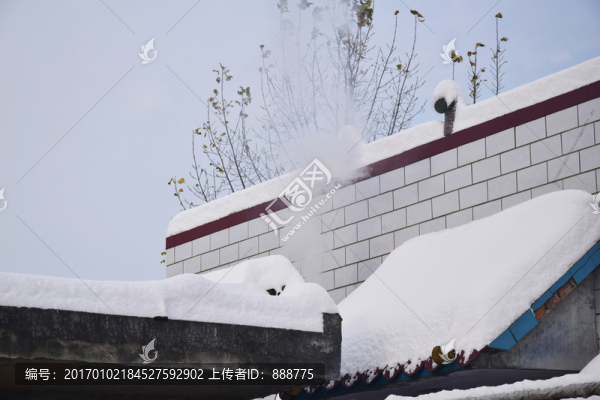 冬季雪景和青煙圖片