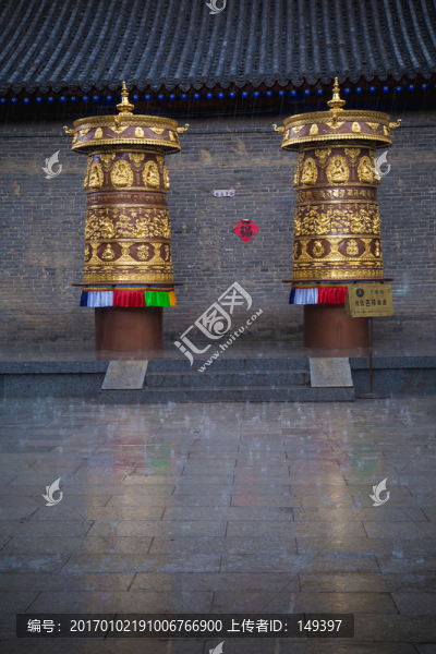 雨中轉(zhuǎn)經(jīng)筒