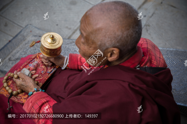 轉(zhuǎn)轉(zhuǎn)經(jīng)筒的老人
