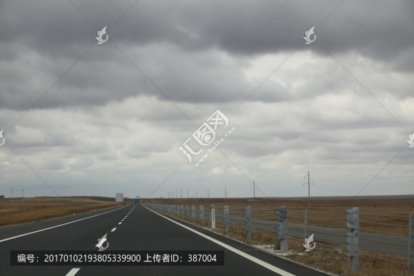 草原上的公路