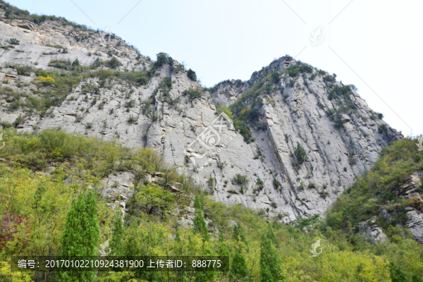 高大的山嶺仰視圖