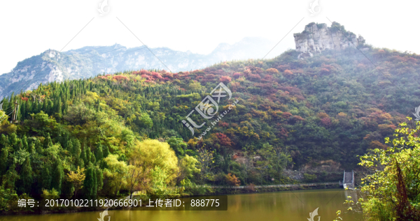 彩色的山嶺和平靜的水面