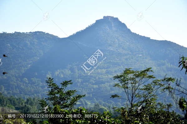 薄霧中的山脈風景