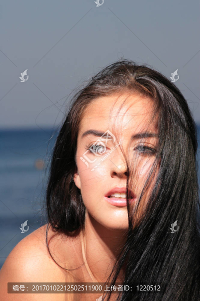 海灘上迷人的女孩