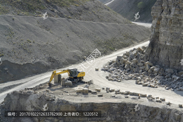 靜息采石場挖掘機(jī)