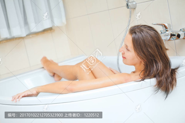 美麗女士沐浴