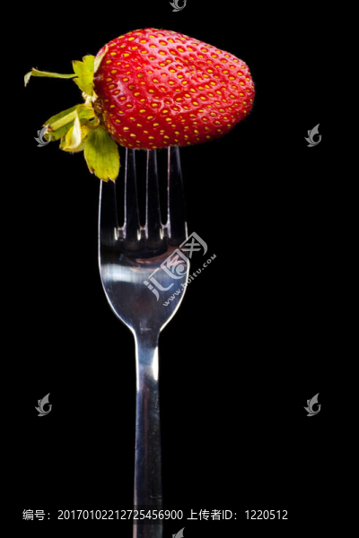 Strawberry在叉子上。