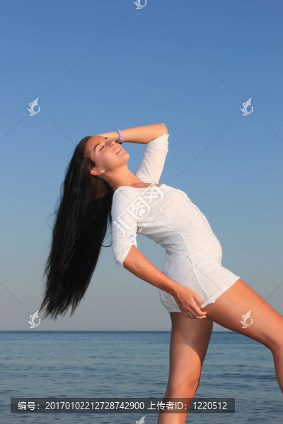 海灘上迷人的女孩