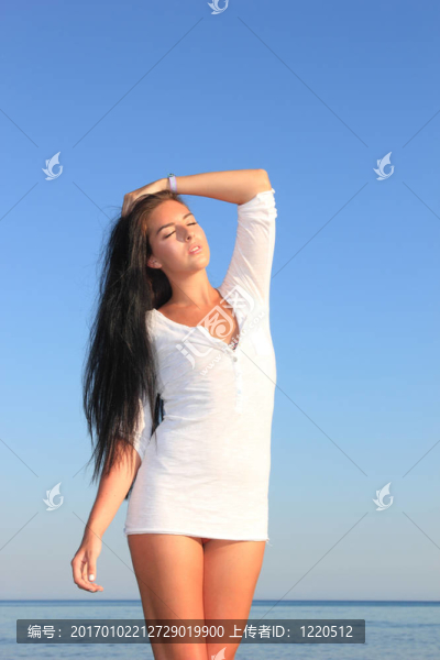 海灘上迷人的女孩