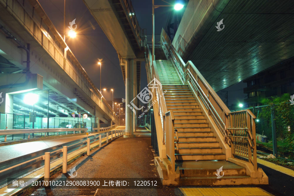夜晚的樓梯
