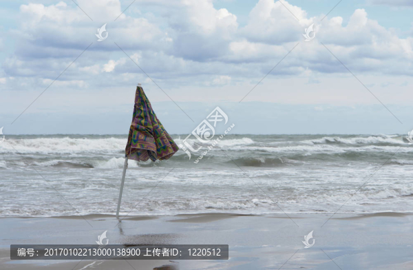 關(guān)閉遮陽和荒涼的海灘
