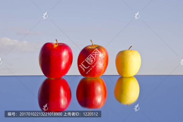 鏡子和倒影上的三個(gè)蘋(píng)果