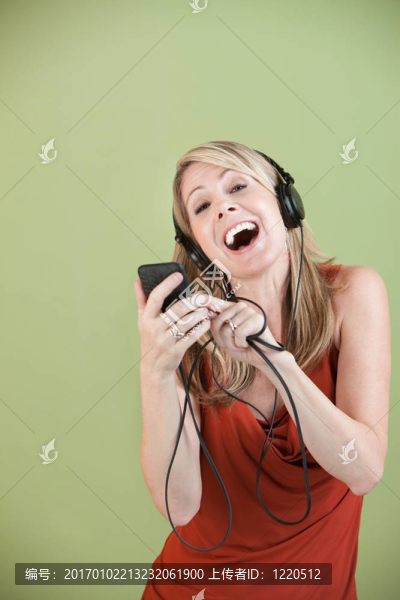 女士聽音樂