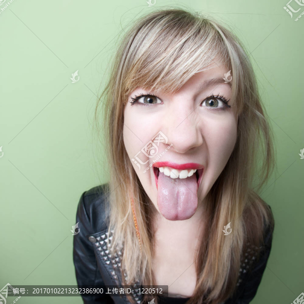 女人伸出舌頭