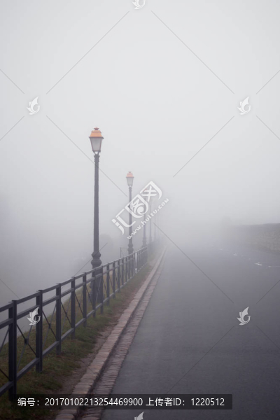 霧路老燈