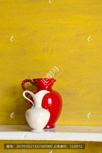 黃色背景兩投手