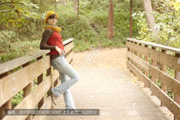 公園里的漂亮女孩