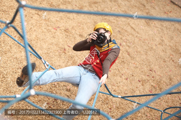 漂亮女孩帶相機(jī)